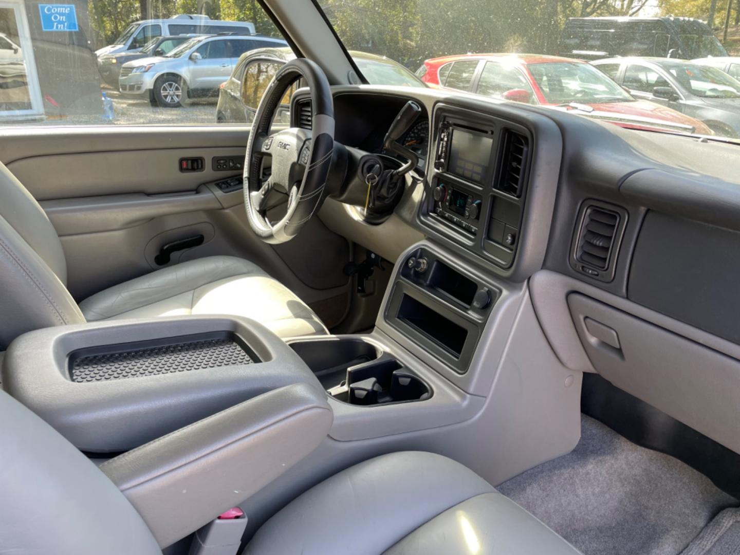 2005 WHITE GMC YUKON SLT (1GKEC13T95J) with an 5.3L engine, Automatic transmission, located at 5103 Dorchester Rd., Charleston, SC, 29418-5607, (843) 767-1122, 36.245171, -115.228050 - Photo#9